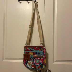 Lily Bloom floral crossbody. Adjustable strap. 4 exterior pockets and 1 interior